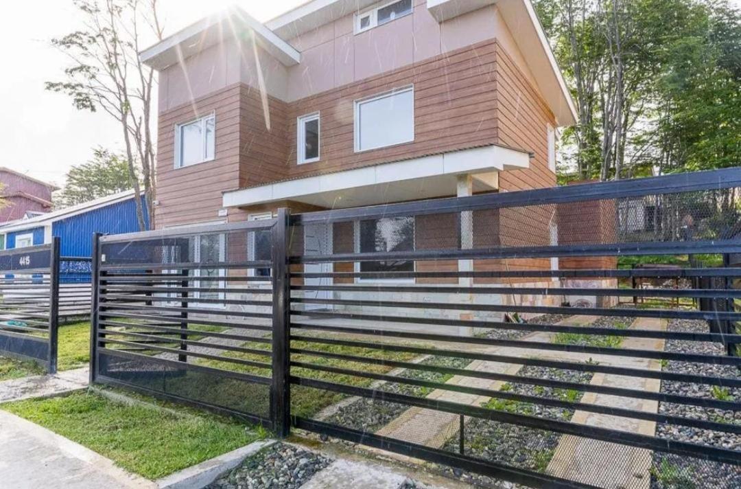 Moderna Casa En Ushuaia Villa Esterno foto